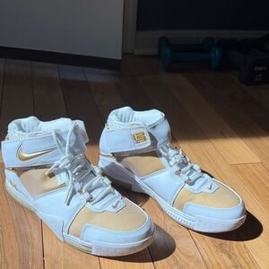 Nike Mens White and Gold Sneakers